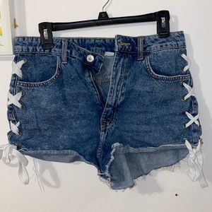 Divided Jean shorts with tie accent size 10